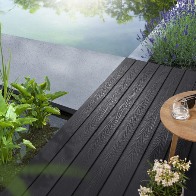 Alternative view of Akudeco® Zwarte composiet vlonderplanken - Dubbelzijdig (Houtlook & Groef) - Houtskool - 290 cm