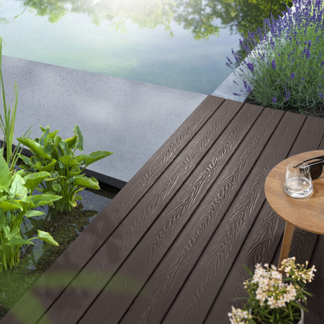 Alternative view of Akudeco® Donkerbruine composiet vlonderplanken - Dubbelzijdig (Houtlook & Groef) - Walnoot - 290 cm